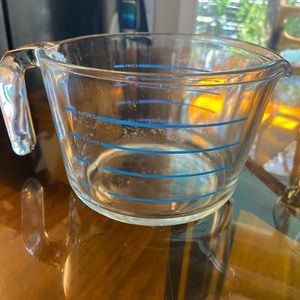 Vintage Pyrex 4cup measuring cup preowned